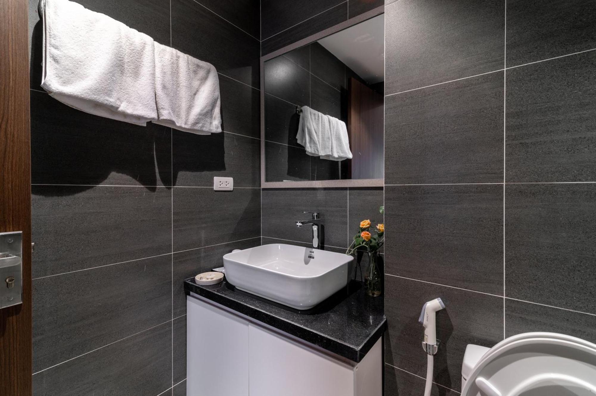 Luxe Paradise Suites Hotel To Ngoc Van Hanoi Exterior photo